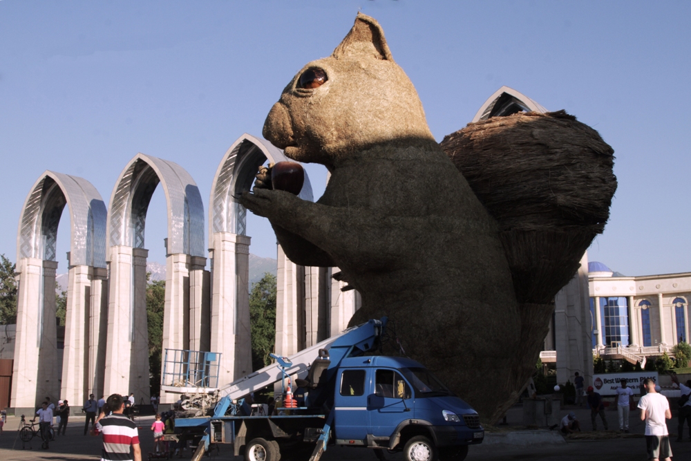В центре Алматы установили 12-метровую соломенную белку