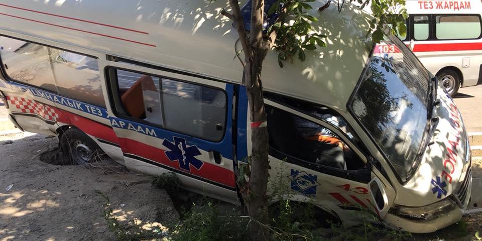 При столкновении автомашины BMW и кареты скорой помощи пострадал сотрудник медицинской службы