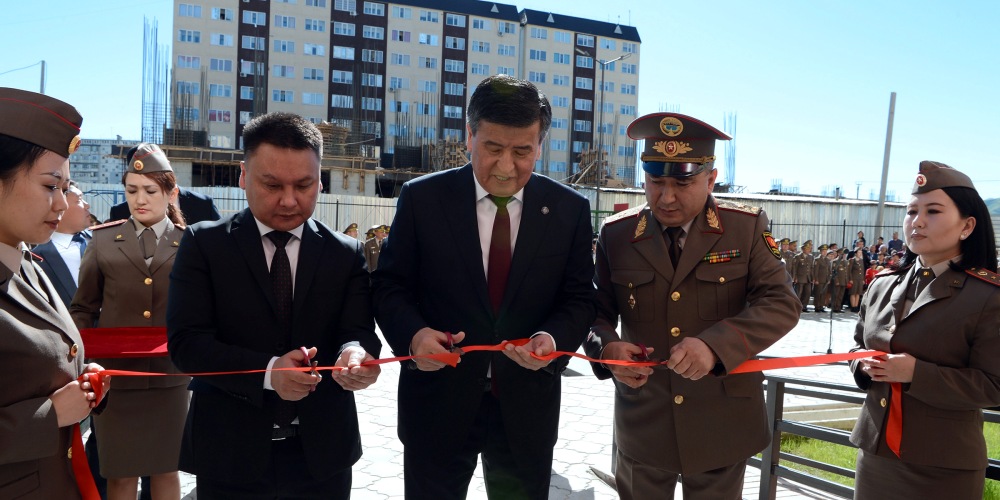 Сооронбай Жээнбеков вручил ключи от новых квартир сотрудникам Вооруженных сил КР
