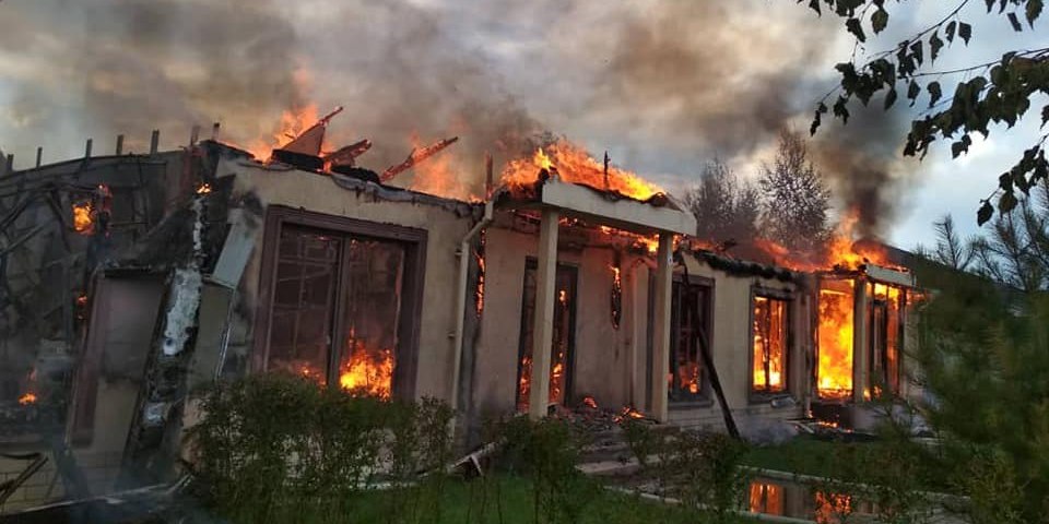 При пожаре в пансионате «Лагуна сити» на Иссык-Куле пострадали три человека