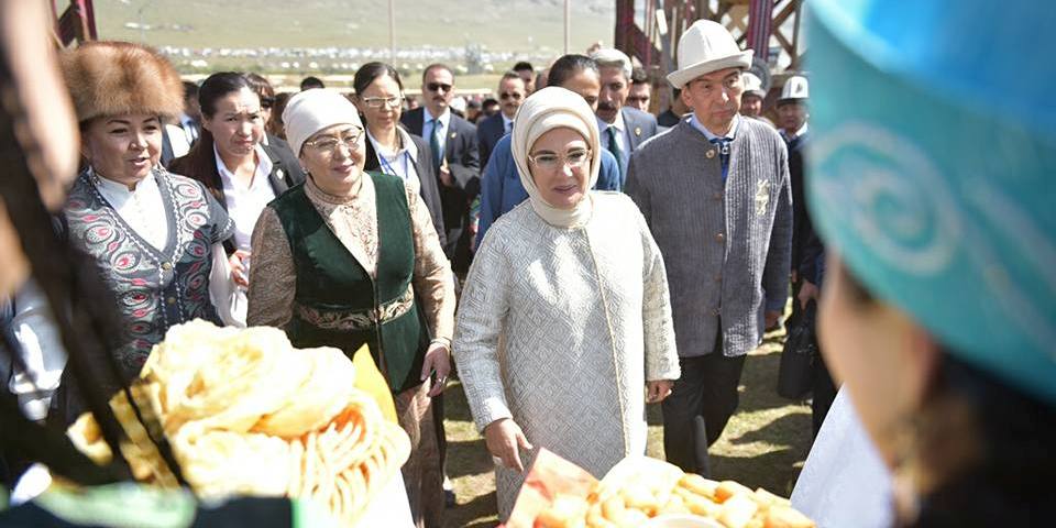 В этногородке «Бишкек ордо» побывали Азиз Суракматов и первые леди Кыргызстана и Турции