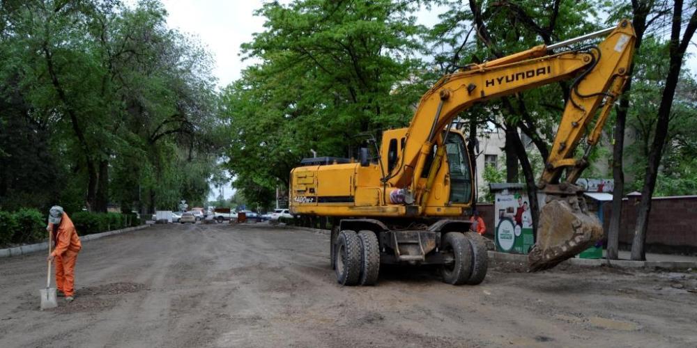 Мэр Бишкека Албек Ибраимов проверил процесс строительства дорог