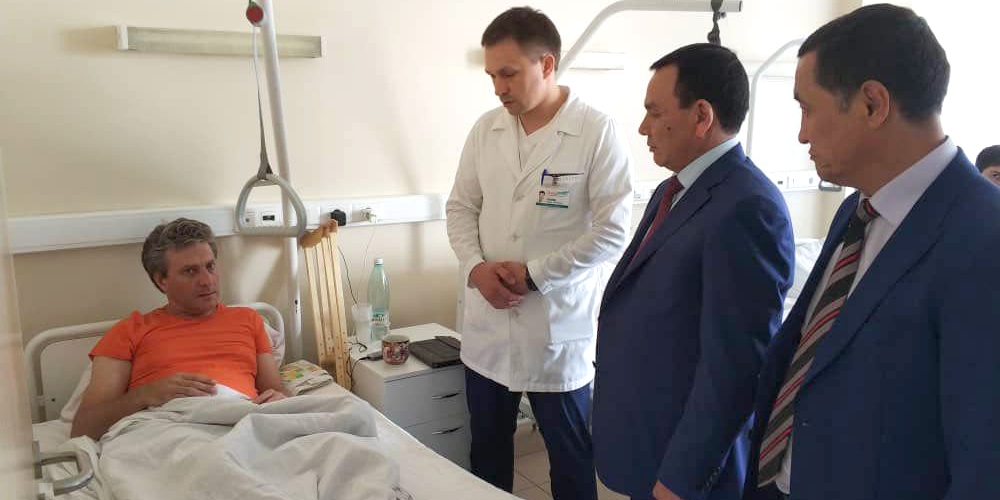 Министр внутренних дел Кыргызстана навестил пострадавших в ДТП в Москве
