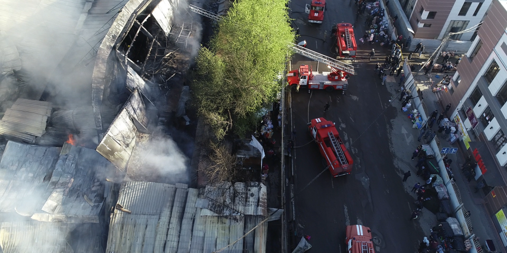 При пожаре на Ошском рынке пострадали пятеро пожарных