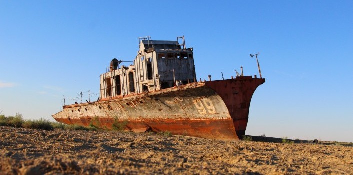 Легендарный корабль из клипа Pink Floyd в Казахстане распилили на металлолом