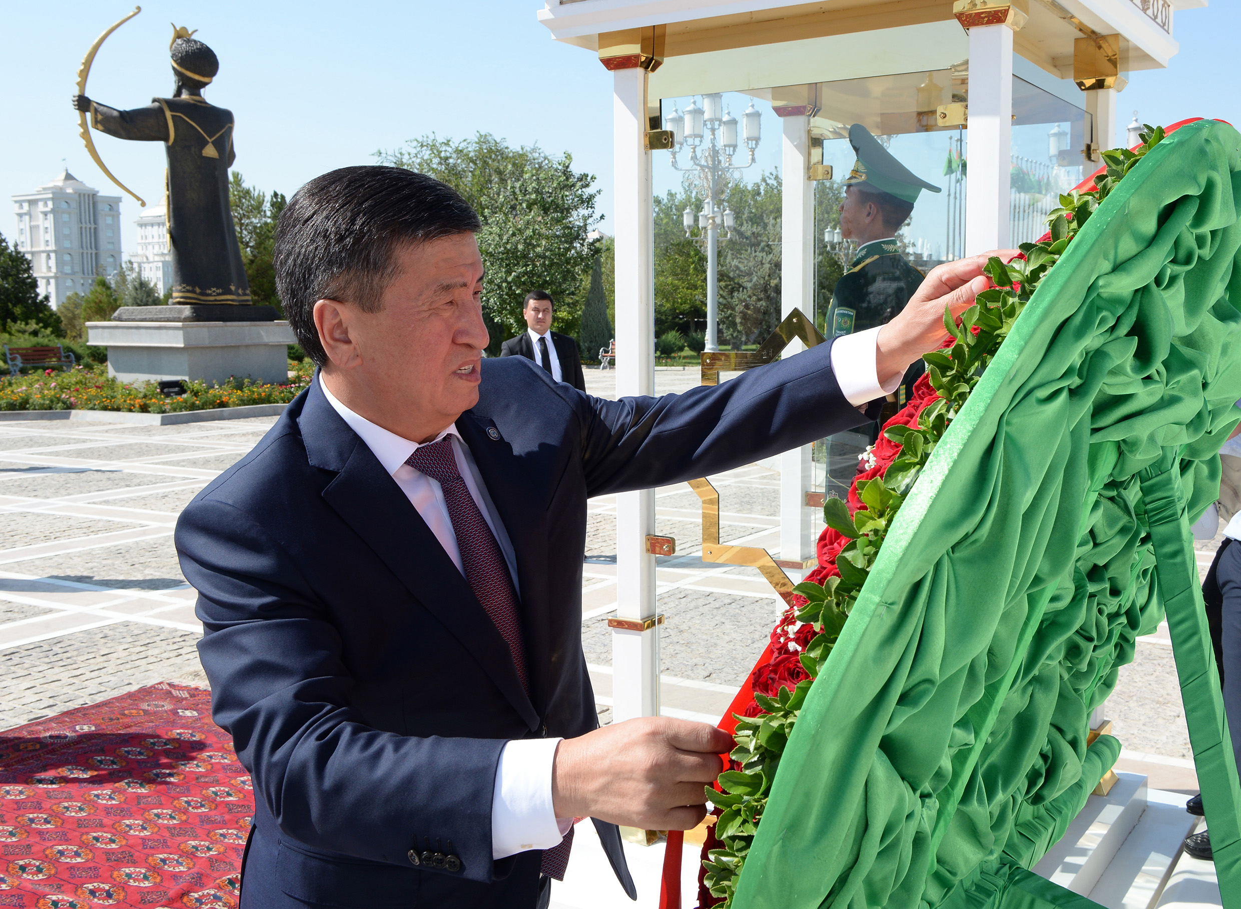 Сооронбай Жээнбеков Түркмөнстандын биринчи Президентинин  күмбөзүнө гүлчамбар койду