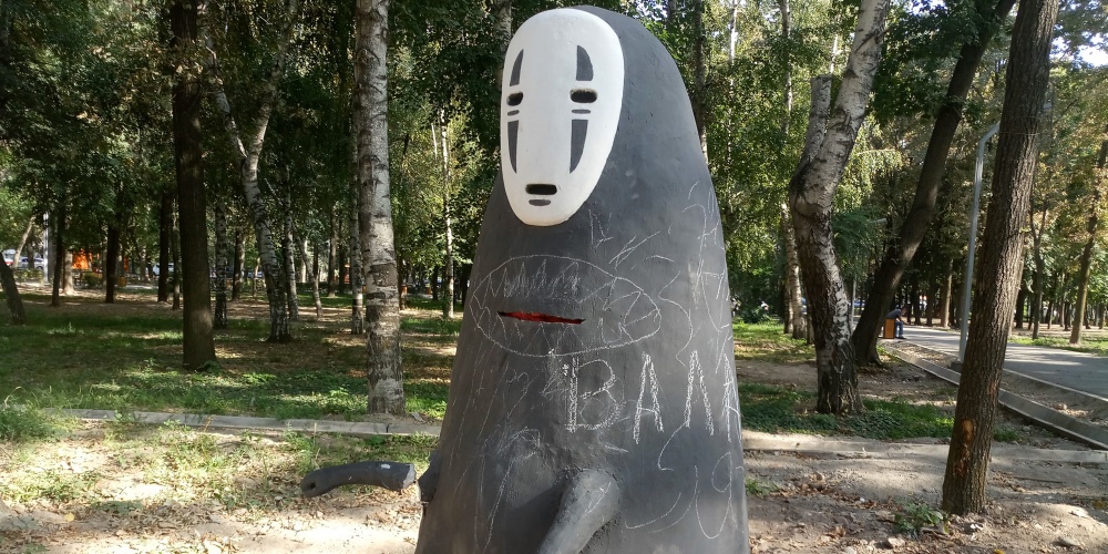 В Бишкеке от рук вандалов пострадала статуя, посвященная мультфильму «Унесенные призраками»