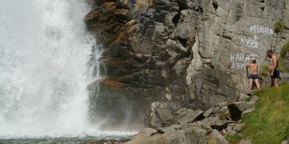 На водопаде Кажырты две семьи из Кыргызстана «увековечили» свои имена