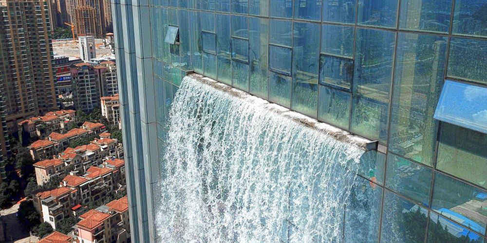 На небоскребе в Китае появился 108-метровый водопад