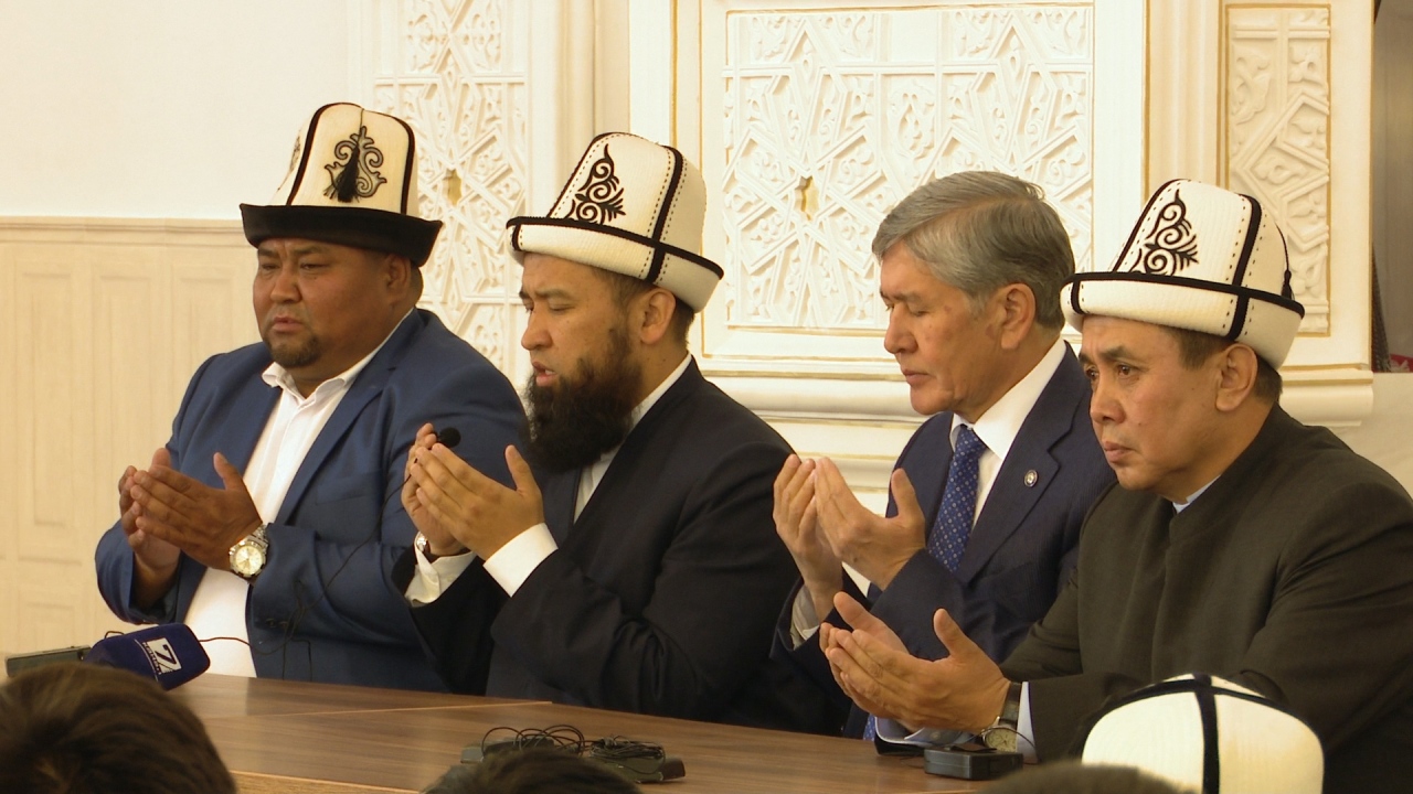 Алмазбек Атамбаев принял участие в торжественном открытии мечети «7-апрель шейиттери» (фото и видео)
