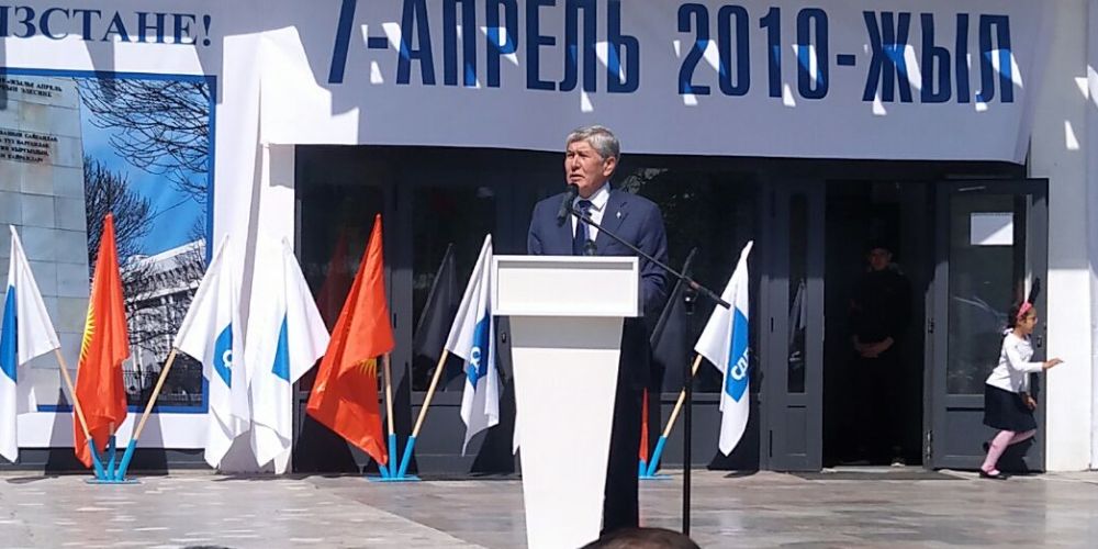 Экс-президент Алмазбек Атамбаев Апрель Революциясынын 9 жылдыгына карата өткөн митинг-реквиемге катышты (сүрөт жана видео)