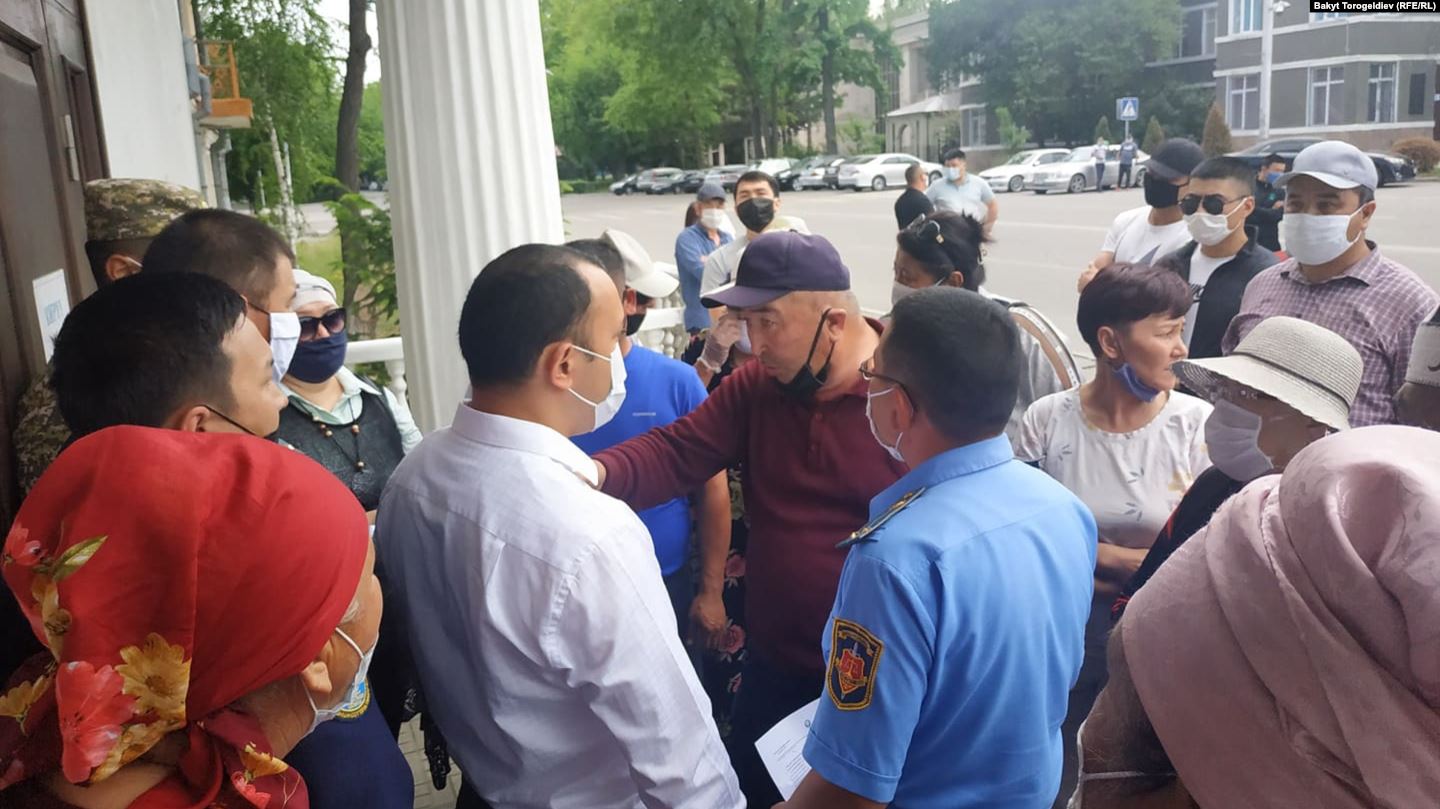 Митинг против освобождения Азимжана Аскарова организован у здания Верховного Суда