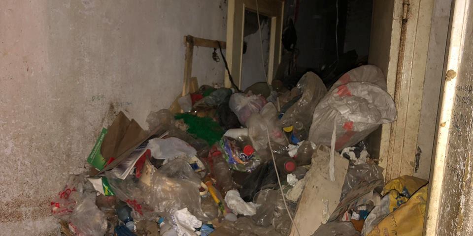Сотрудники МП «Тазалык» второй день подряд вывозят мусор из квартиры «неуловимой» бишкекчанки