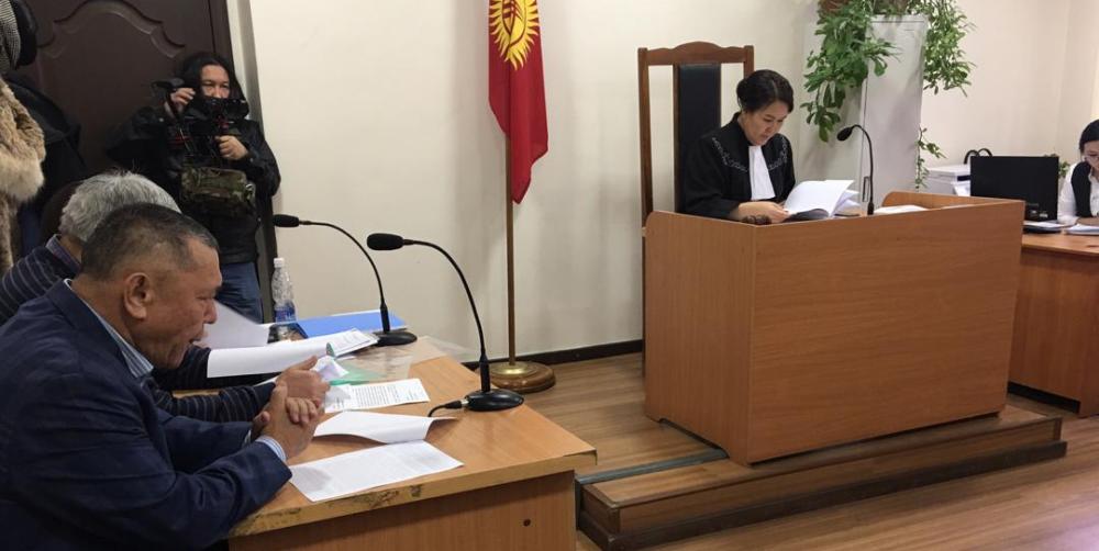 В Октябрьском райсуде началось второе судебное заседание по иску против Алмазбека Атамбаева и телеканала «Апрель»