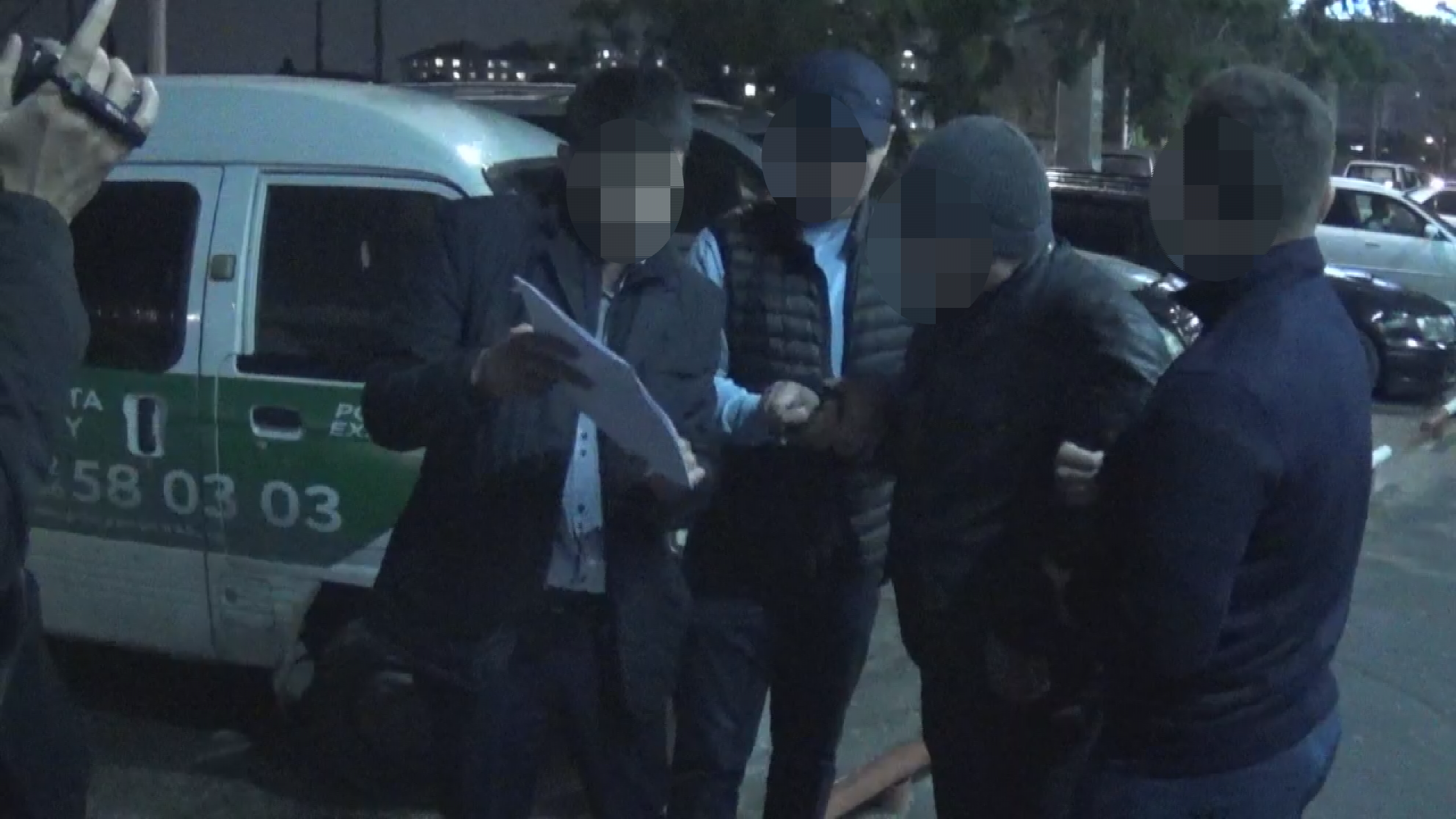 Бишкекте Социалдык фонд кызматкери пара алып жаткан жеринен кармалды (видео)