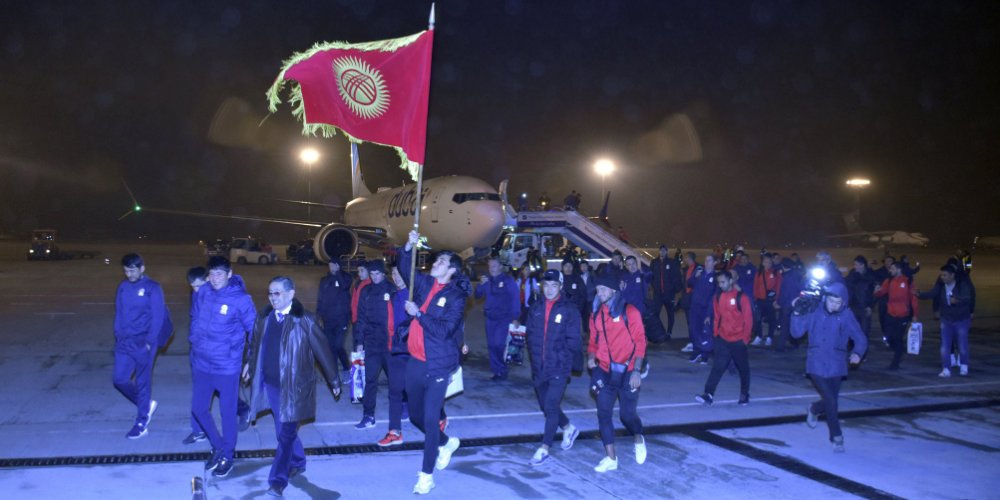 Сборная Кыргызстана по футболу вернулась на родину (фото, видео)
